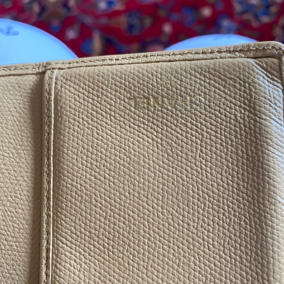 Authentic Chanel leather wallet. Excellent condition with absolutely no callouts - Picture 6 of 7